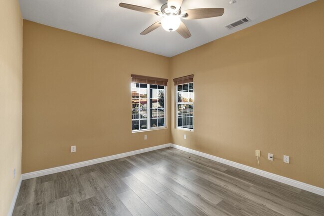 Building Photo - Beautiful 2 Bedroom Condo