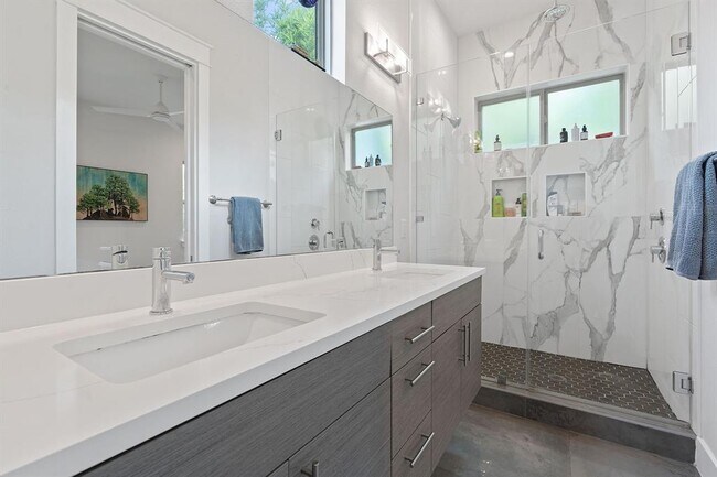 Building Photo - 2711 Willow St