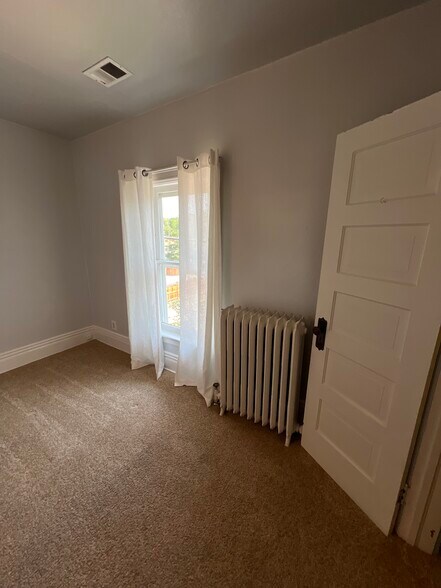 Building Photo - 616 W Mulberry St