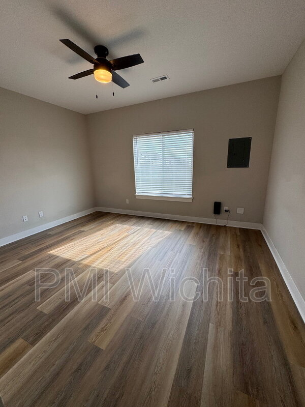 Building Photo - 5250 N Cypress Cir