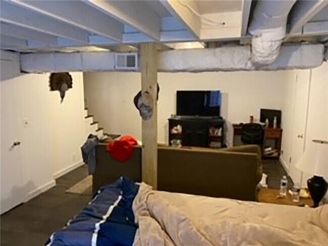 Building Photo - 2000 Fairway Cir NE