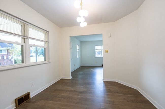Building Photo - Lovely 3 BR/2 BA Single-Family Home in Gle...