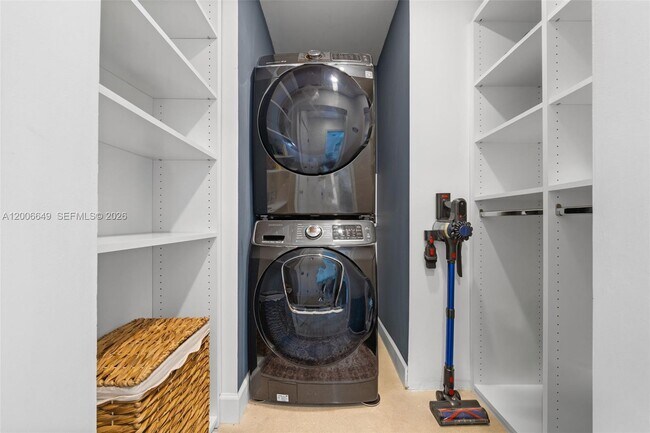 Building Photo - 930 N 11th Ct