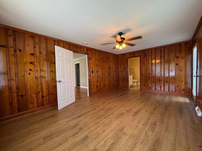 Building Photo - 4/2 House in Rosemount Park- $1,495