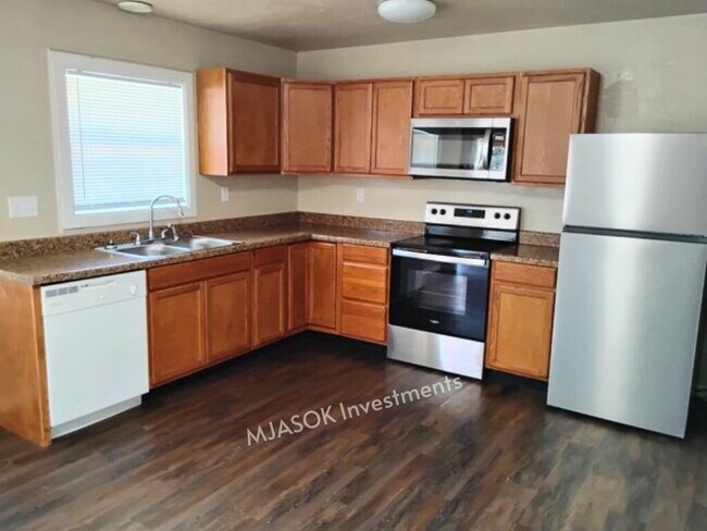 Building Photo - Remodeled 3 Bed / 1.5 Bath with Large Fenced Yard in Lawton