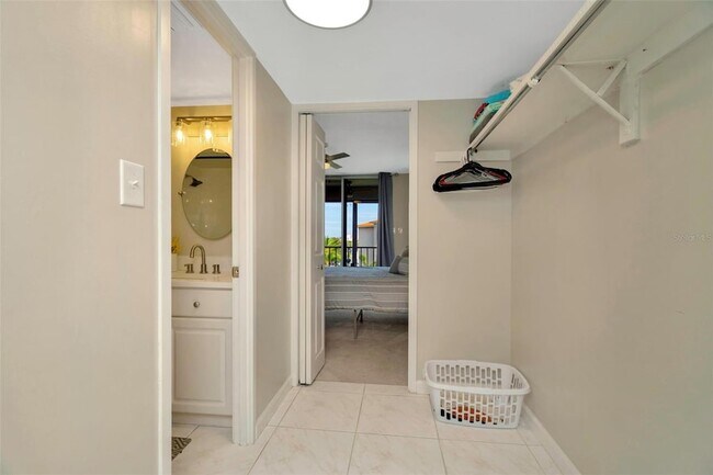 Building Photo - 7400 Sun Island Dr S