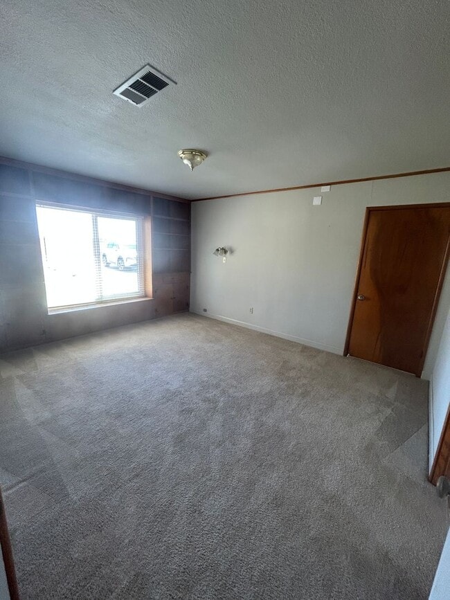 Building Photo - Country living and space!