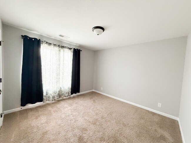 Building Photo - 3 Bedroom 3 Bathrooms located on a Cul De ...