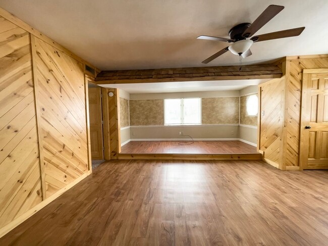 Building Photo - 2 Bedroom/ 1 Bathroom Home with Washer & Dryer Hook-ups! Large Deck! Nice Yard!