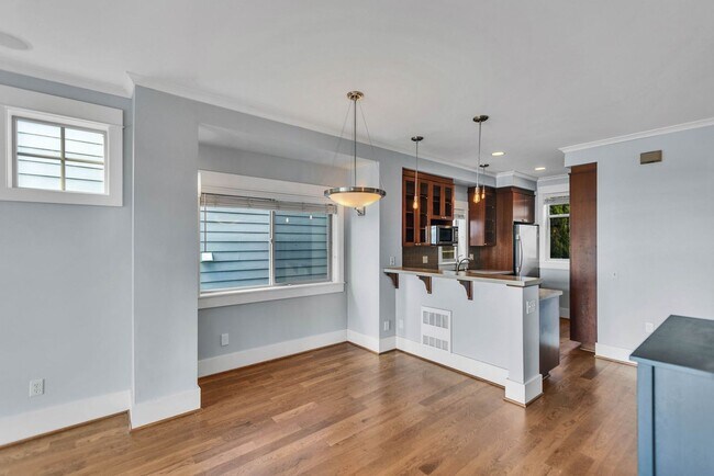Building Photo - Spacious 3 Bed 2.5 Bath Townhome with Views and Two Parking Spaces – First Hill/Capitol Hill