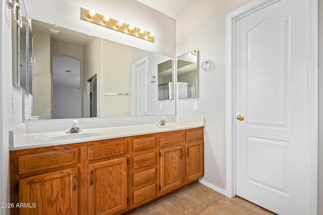 Building Photo - 5682 W Ross Dr