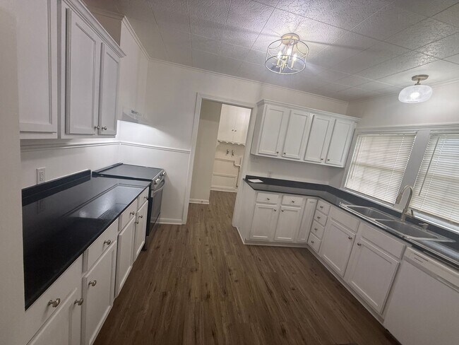 Building Photo - Cozy 3 bedroom, 2 bathroom home in Lake Charles