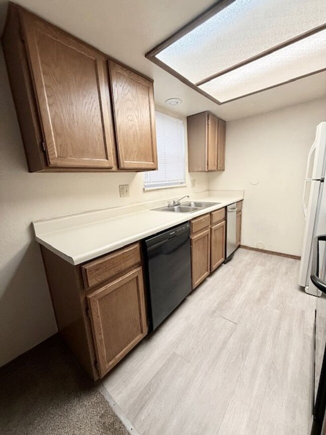 Building Photo - Beautiful West Side 2 Bedroom Condo w/ Views!!