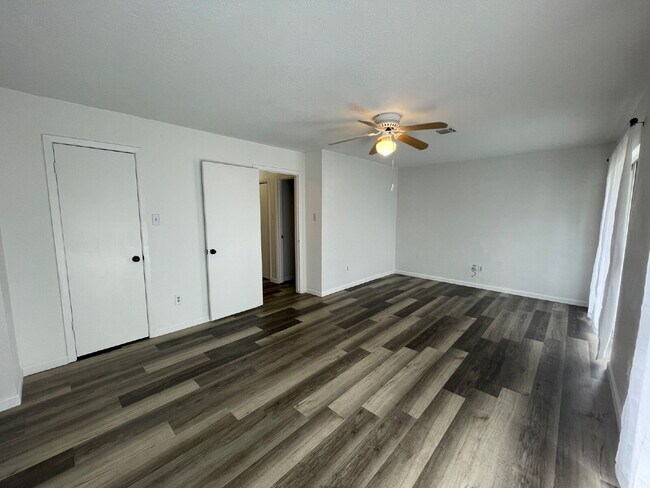 Building Photo - Enjoy living in Panorama Village and enjoy all it has to offer: 27-hole golf course, 3 city parks...