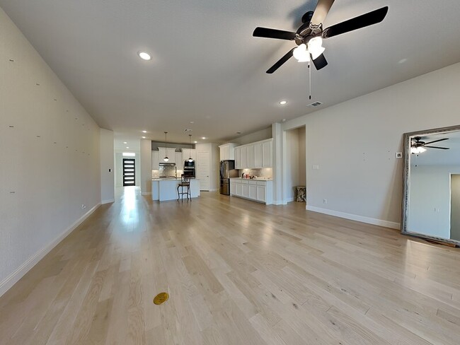 Building Photo - 721 Precious Dr