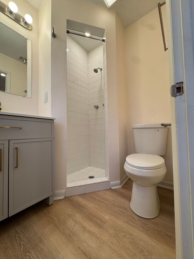 Building Photo - 3 BED | 2 BATH | TWO CAR GARAGE | LARGE FRONT AND BACK YARDS | AVAILABLE NOW