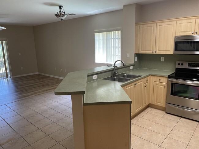 Building Photo - 5051 SE Mariner Garden Cir