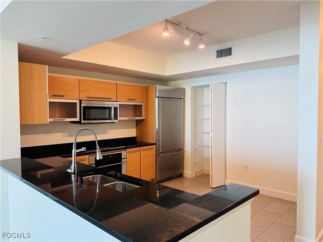Building Photo - 3000 Oasis Grand Blvd