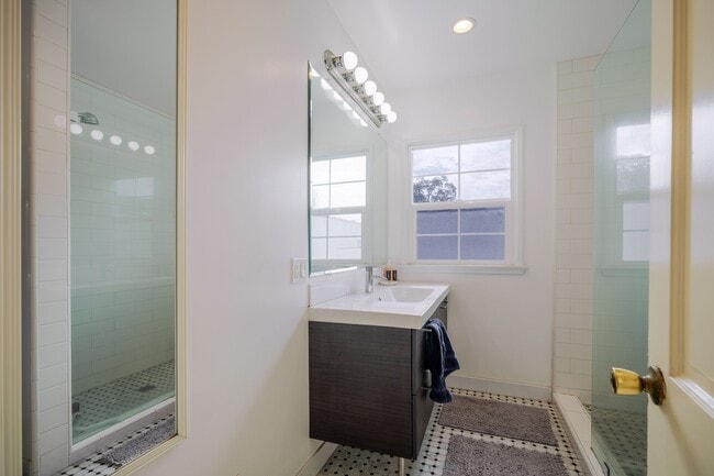 Building Photo - 1321 Hayworth Ave