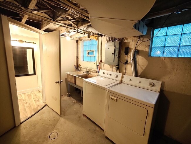 Building Photo - *Recently Updated 2BD/1.5BA Duplex Availab...