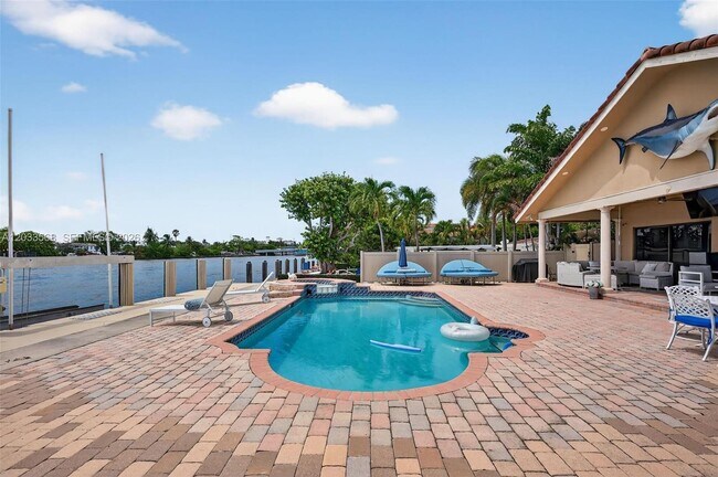 Building Photo - 317 S Riverside Dr