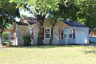 Building Photo - Charming 3/1/1 in Castleberry ISD For Rent!