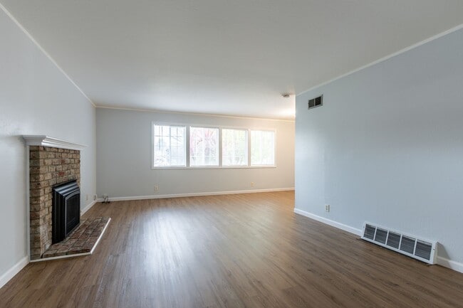 Building Photo - Beautiful & bright 3 bed / 2 Bath San Brun...