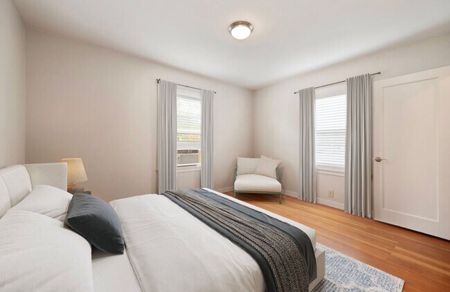 Building Photo - Darling Remodeled One Bedroom Cottage for Rent in Old Roseville