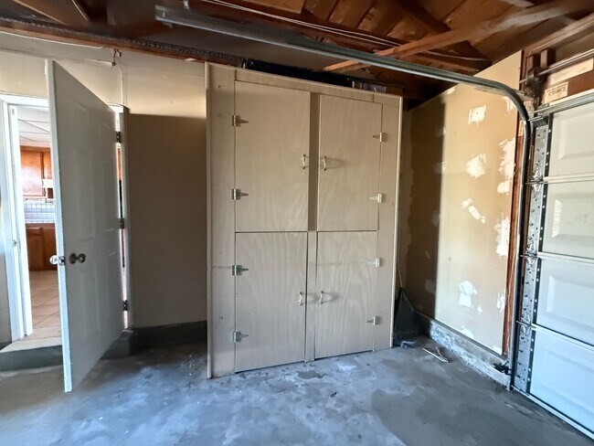 Building Photo - Victorville Green Tree Home- Refurbished 4 Bedrooms, 2 Bathrooms, New Paint,