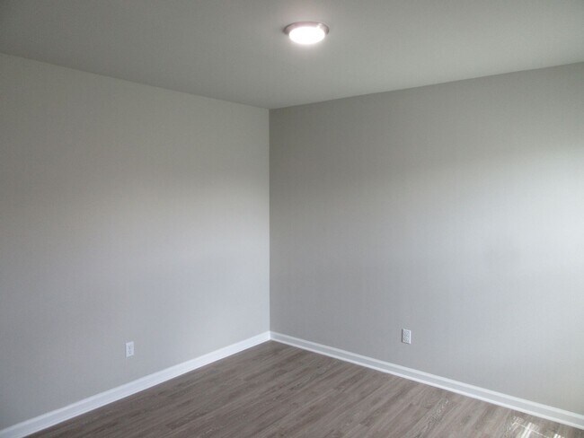 Building Photo - 1300 Grace Ave