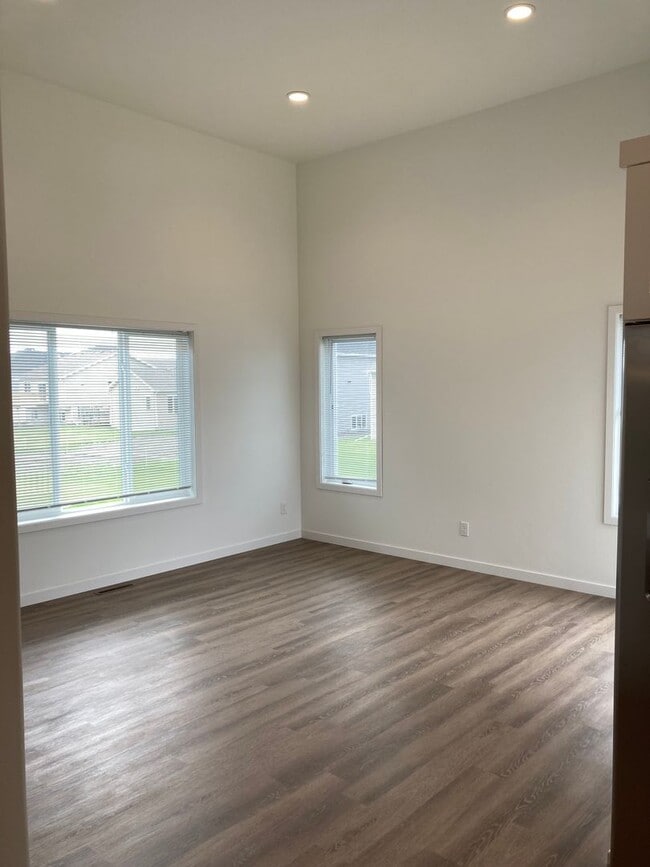Building Photo - 4 Bed 2 Bath Single Family Home