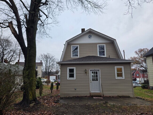 Building Photo - Updated 3br house!!