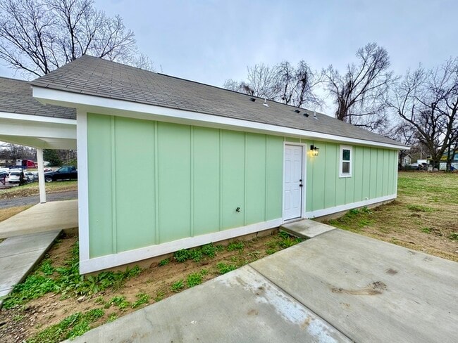 Building Photo - 581 Gilleas Rd