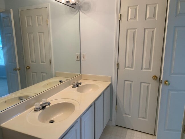 Building Photo - 27 Highoak Dr