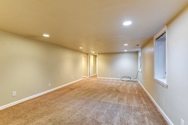 Building Photo - Pre-Lease August 2026; Large 5 Bedroom 3 B...