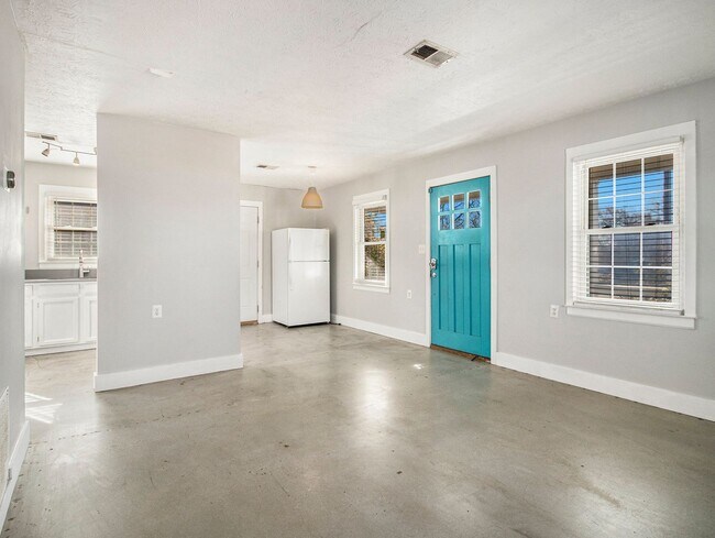 Building Photo - 3 bdrm, 1 bath in Grant Park