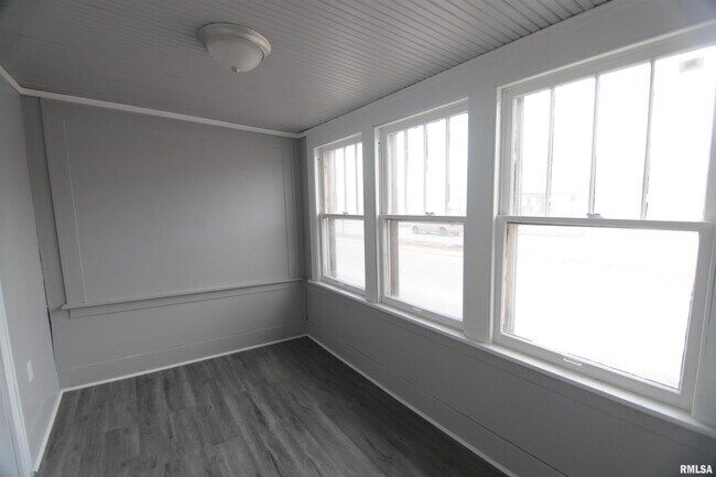 Building Photo - 1124 18th Ave