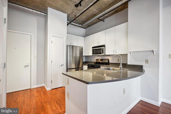 Building Photo - 1300 N St NW