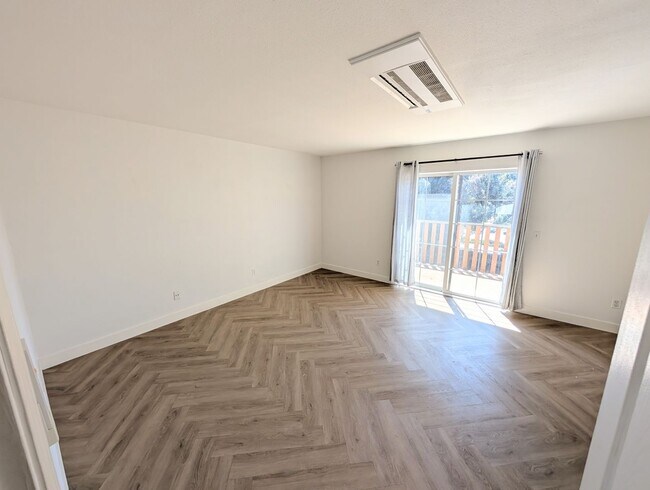 Building Photo - AWESOME 2 BED/1.5 BATH WITH LARGE YARD+WRA...
