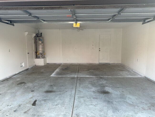 Building Photo - 1015 W Westmont Ct