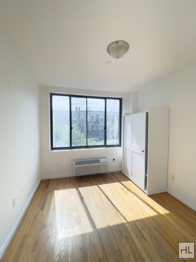 Building Photo - Spacious Sunlit 2-Bed 1-Bath / Great Bushw...