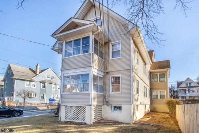 Building Photo - 422 Valley Rd