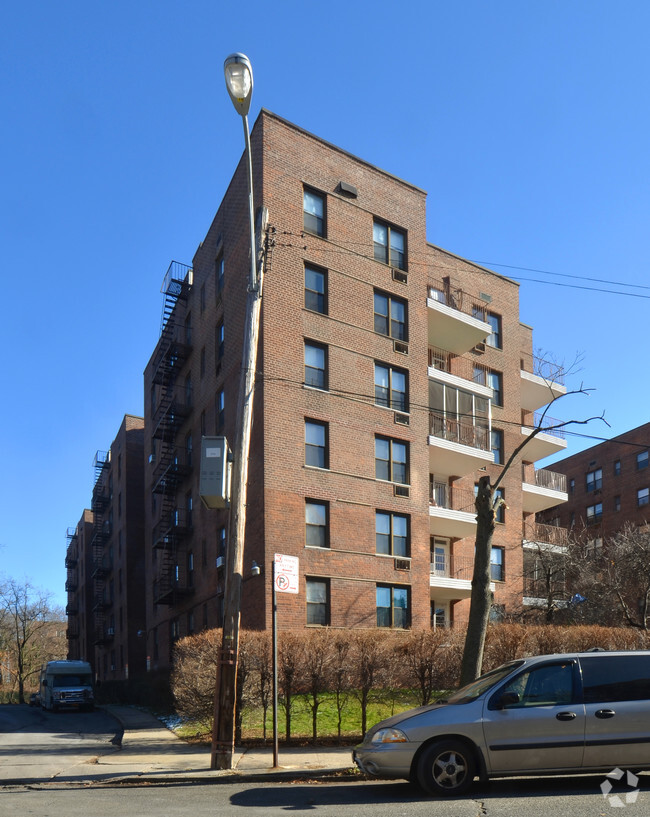 Building Photo - 3950 Blackstone Ave