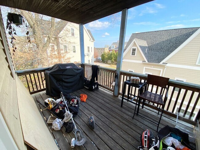 Building Photo - NO FEE - MISSION HILL 4 BED W/ LAUNDRY IN UNIT