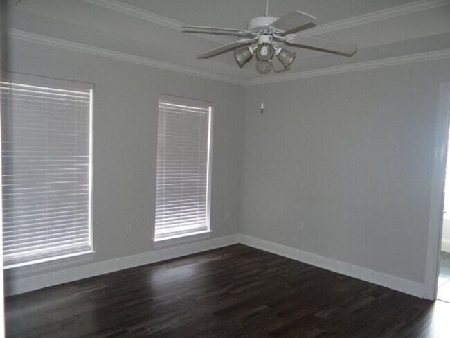 Building Photo - Beautiful Rental in Rolling Meadows
