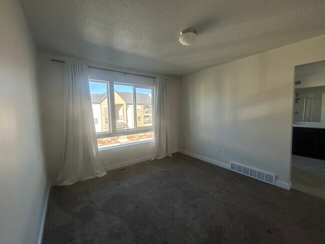 Building Photo - 1046 360 S