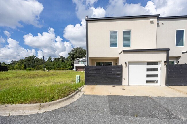 Building Photo - 3349 SW 50th Dr