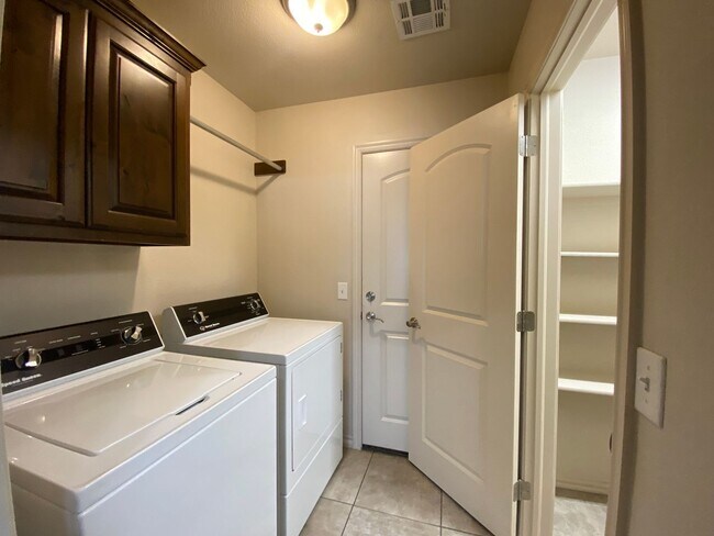 Building Photo - 3 bedroom, 2 bath in Coweta Schools!