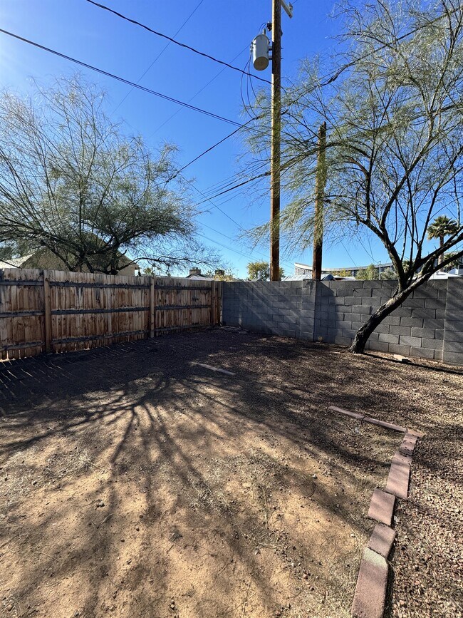 Building Photo - 2014 N 16th Ave