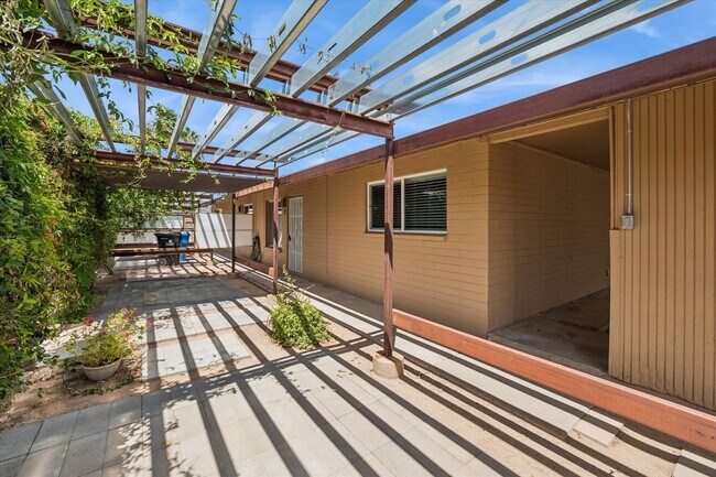 Building Photo - 4819 E Cambridge Ave